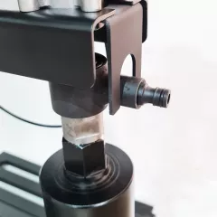 На керноотборнике есть быстросъемное соединение для установки водяного бака