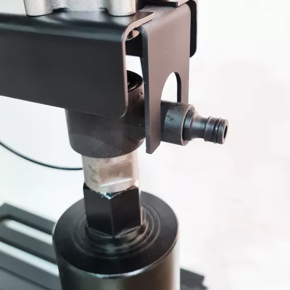 На керноотборнике есть быстросъемное соединение для установки водяного бака