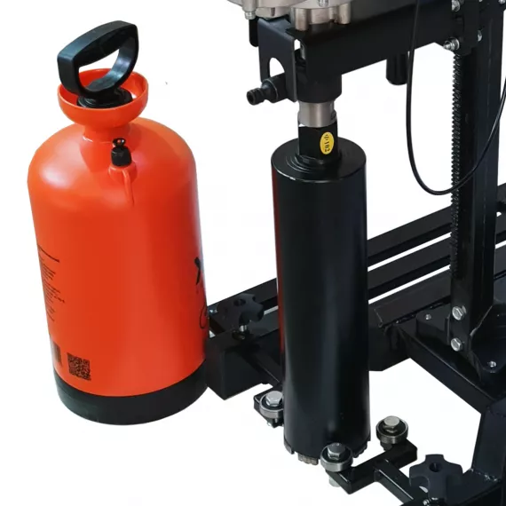 Керноотборник поставляется с баком для воды